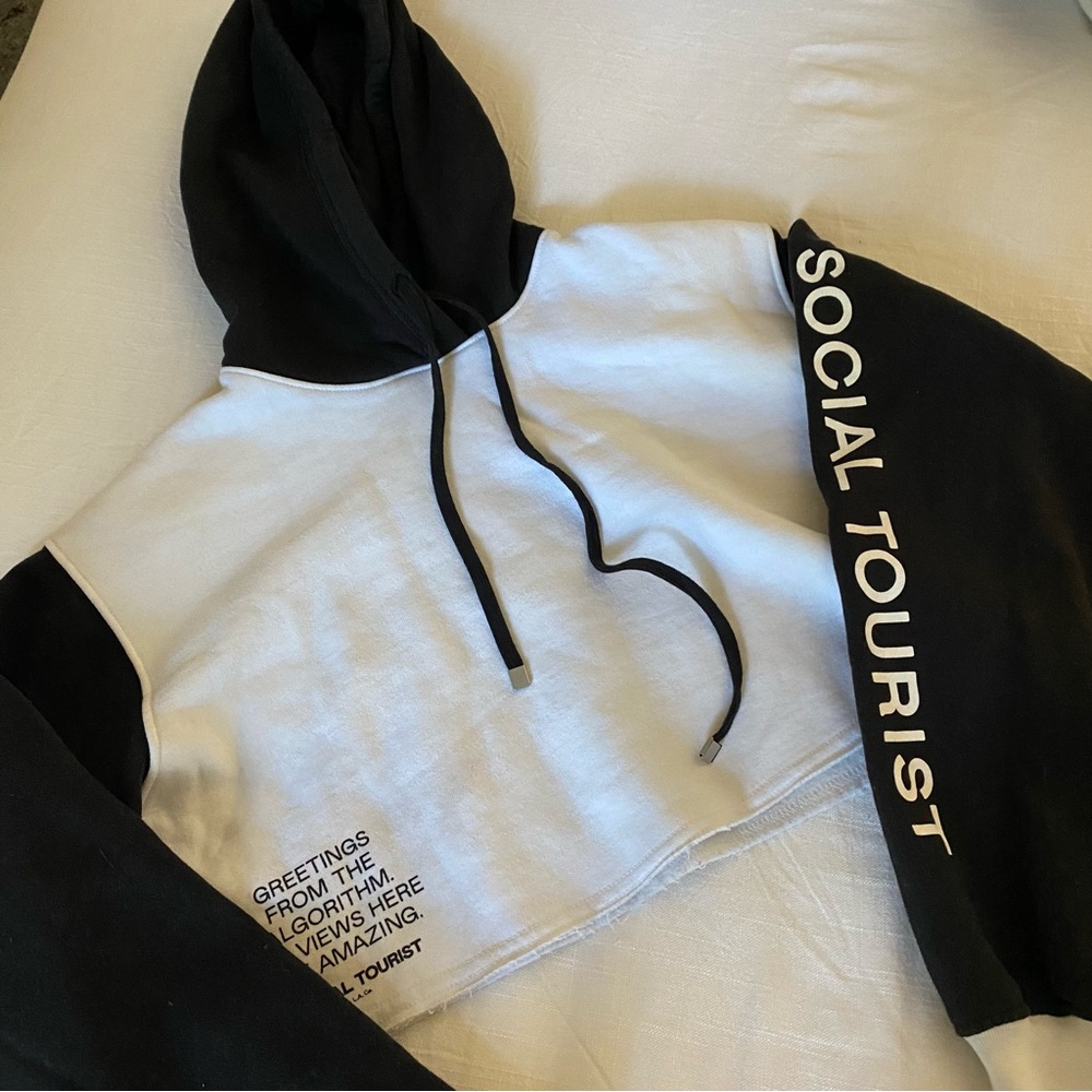 Hollister Social Tourist Cropped Hoodie - Picture 3 of 3